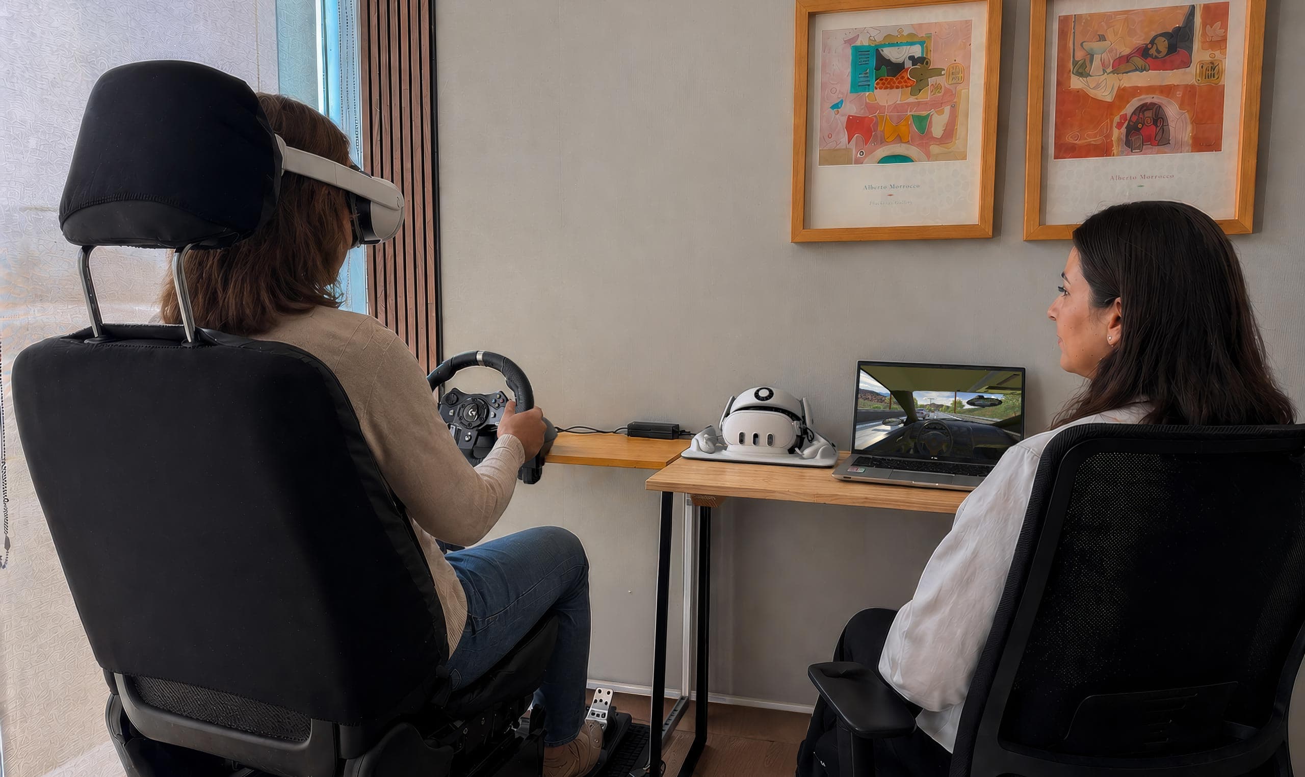 Psicóloga supervisando sesión de terapia VR