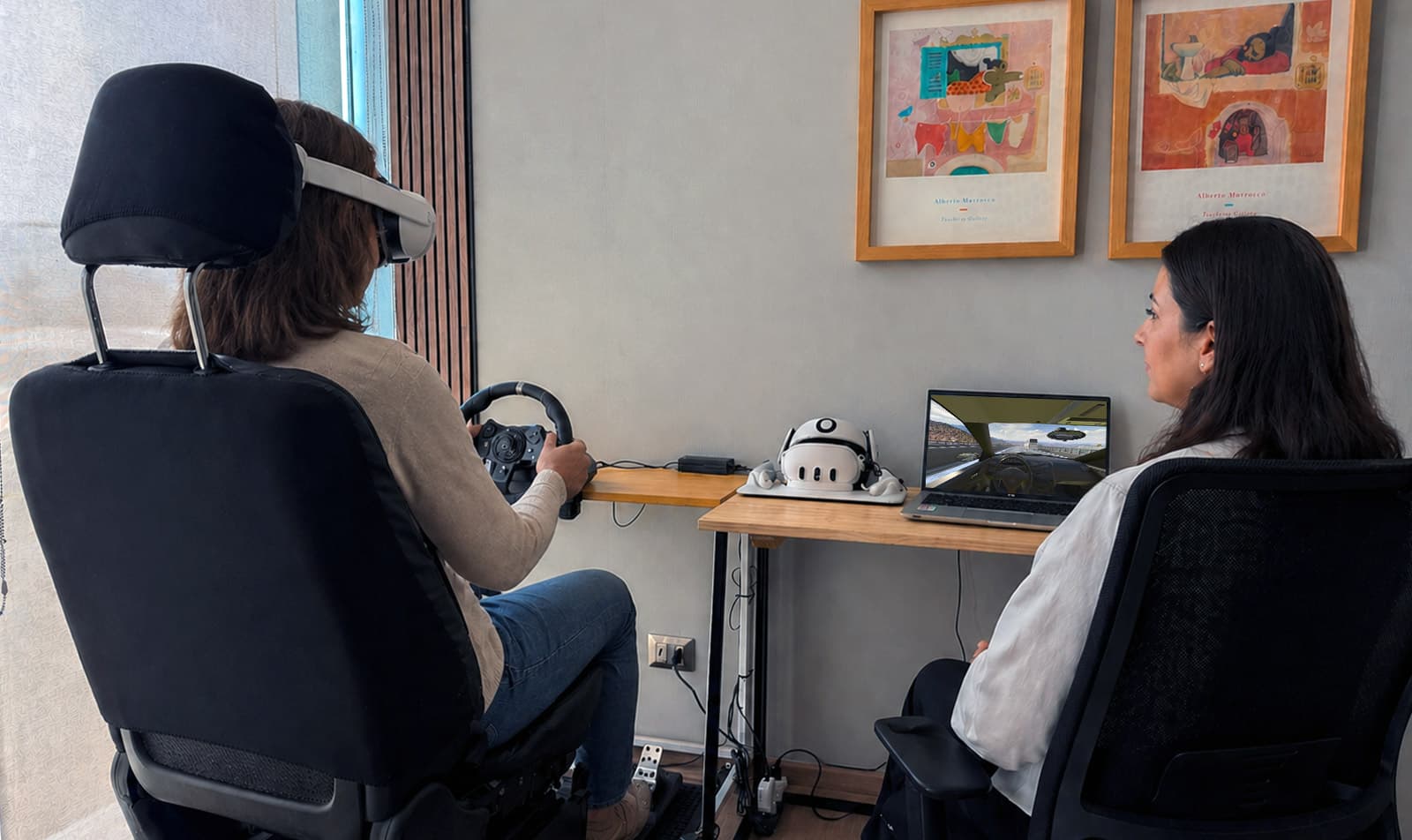 Psicóloga supervisando sesión de terapia VR