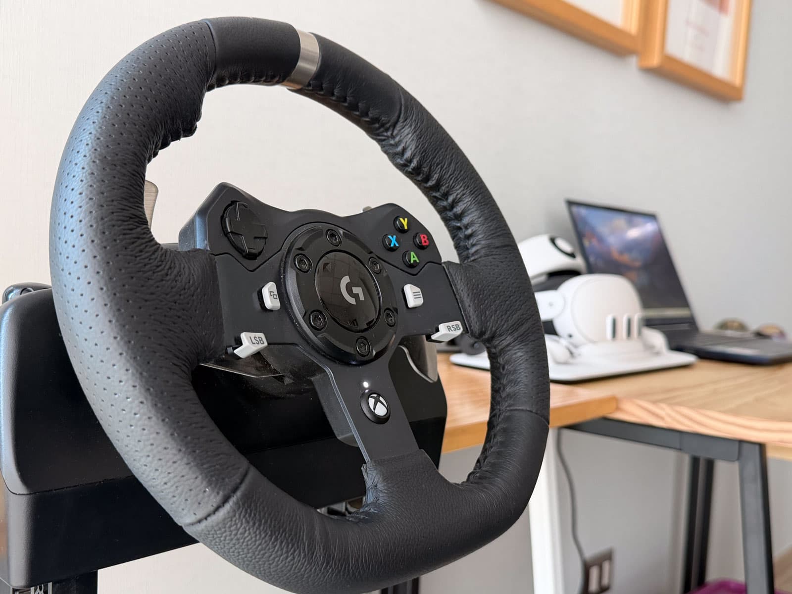 Paciente con lentes VR frente al volante del simulador